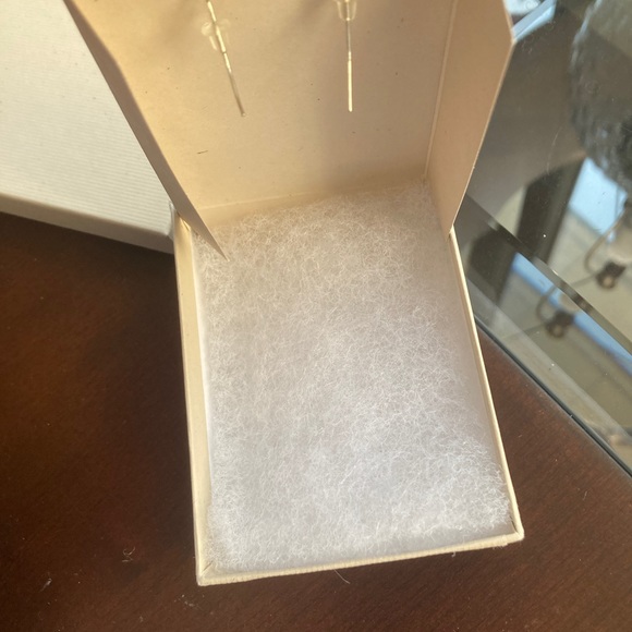 NIB-Excellent condition! Unused! Cross Earrings - Picture 4 of 6